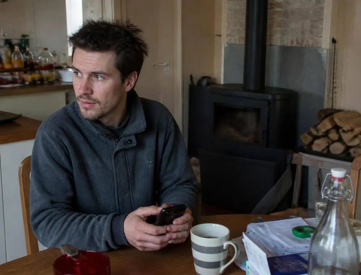 Particulier recherchant un revendeur de bois sur son téléphone